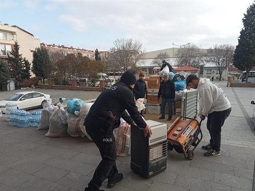 Deprem Bölgesine Yapılan Yardım Kampanyasında Eceabat Halkımızın Desteği Aralıksız Devam Ediyor.