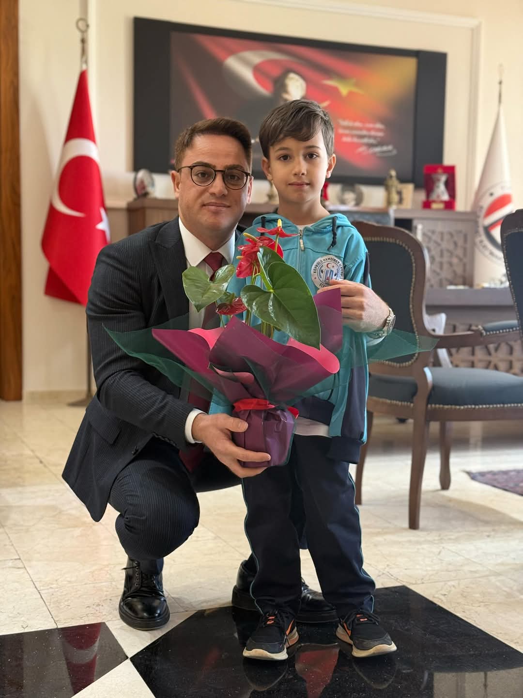 23 Nisan Ulusal Egemenlik ve Çocuk Bayramı münasebetiyle,  1. Sınıf öğrencimiz Ali Atay UZUN, Kaymakamımız Sn. Murat ÇİÇEK’i makamında ziyaret etti.